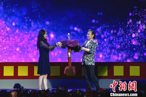 圖為中國(guó)雜技團(tuán)有“亞洲第一魔法王子”稱號(hào)的魔術(shù)師李寧(右)邀請(qǐng)觀眾一起表演《神奇魔法》。<a target='_blank' >中新社</a> 關(guān)向東 攝