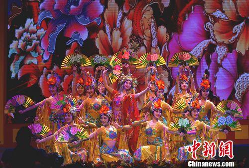 當(dāng)晚，來(lái)自中國(guó)歌劇舞劇院、前線文工團(tuán)、中央軍委政治工作部歌舞團(tuán)、中國(guó)雜技團(tuán)、中國(guó)聯(lián)合大學(xué)等中國(guó)著名演出團(tuán)體的演員們，演出了十五個(gè)精彩節(jié)目。圖為中國(guó)歌劇舞劇院表演的舞蹈《貴妃醉酒》。<a target='_blank' >中新社</a> 關(guān)向東 攝