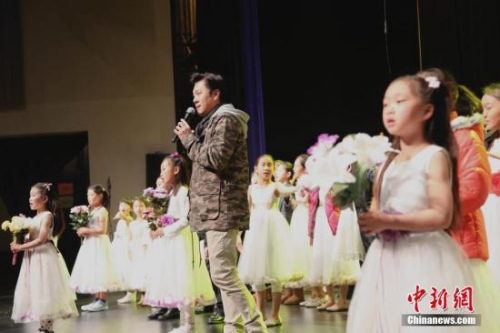 圖為演出彩排時，中國著名歌唱家蔡國慶與舊金山華人青少年齊唱《同一首歌》。 <a target='_blank' >中新社</a>記者 曾靜寧 攝