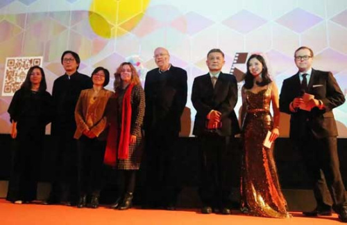 圖為評委會亮相(右一、右二為主持人)。(圖片來源：歐洲時報德國版微信公眾號：道德經(jīng))