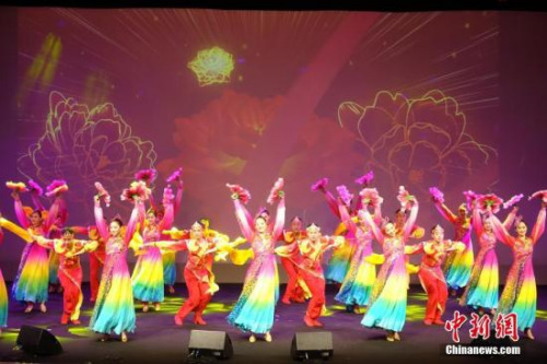 資料圖：“四海同春”歐洲團(tuán)獻(xiàn)藝曼徹斯特，帶來舞蹈《盛世歡歌》。 <a target='_blank' >中新社</a>記者 冉文娟 攝