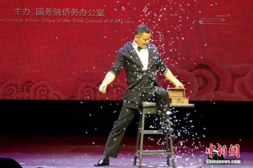 當(dāng)?shù)貢r間2月19日晚，“四海同春”藝術(shù)團(tuán)在London Palladium 劇院演出。圖為演員吳松濤表演魔術(shù)《變幻莫測》。 <a target='_blank' >中新社</a>記者 冉文娟 攝