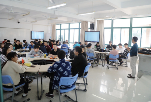 為改革教學方式，廈門校區(qū)啟用了“翻轉課堂智慧教室”，便于學生分組討論。