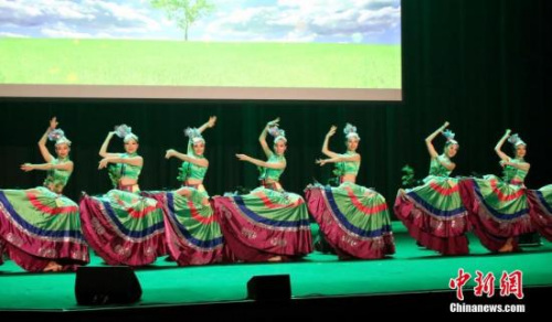 資料圖：3月2日晚，“文化中國(guó)·四海同春”第十次在悉尼上演。圖為悉尼當(dāng)?shù)厝A星藝術(shù)團(tuán)演員表演舞蹈。 <a target='_blank' >中新社</a>發(fā) 姜長(zhǎng)庚 攝