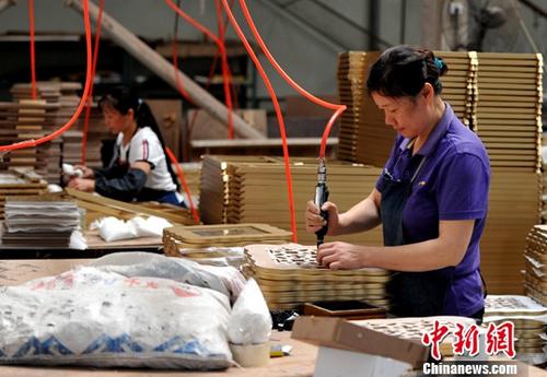 廈門一企業(yè)生產(chǎn)車間，工人正在流水線上作業(yè)。(資料圖片) <a target='_blank' >中新社</a>記者 張斌 攝