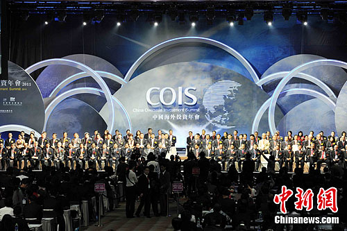 資料圖片：2017年11月15日，由香港中國商會主辦的首屆中國海外投資年會盛大開幕。為期兩天的年會以“全球資源重組與中國海外投資戰(zhàn)略”為主題，聚焦國家“走出去”的戰(zhàn)略。來自各界的千余位人士出席年會。<a target='_blank' >中新社</a>發(fā) 任海霞 攝