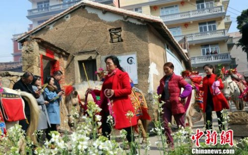 興化白玉獅仿佛戰(zhàn)馬行進(jìn)般整肅有序?！×謩俎?攝