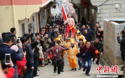 巡游隊(duì)伍的各個(gè)方陣，追隨當(dāng)年守城將士的訓(xùn)練沖鋒腳步向坡路頂奮力沖刺?！×謩俎?攝