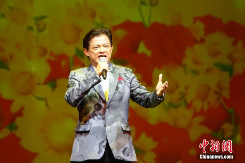 當?shù)貢r間3月6日晚，2018“四海同春”歐洲慰僑演出團在意大利米蘭結(jié)束了歐洲三國五城的最后一場演出，在月亮劇場（Teatro della Luna）如潮的掌聲、歡呼聲中精彩收官。圖為男高音歌唱家莫華倫演唱《萬里長城永不倒》。<a target='_blank' >中新社</a>記者 冉文娟 攝