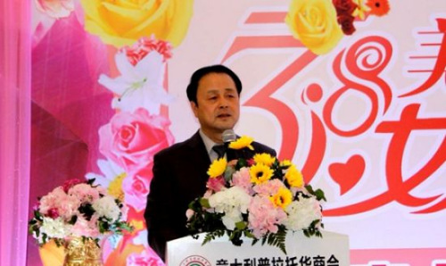 中國駐佛羅倫薩總領(lǐng)館王輔國總領(lǐng)事向婦女僑胞表示節(jié)日的祝福。(歐聯(lián)網(wǎng))