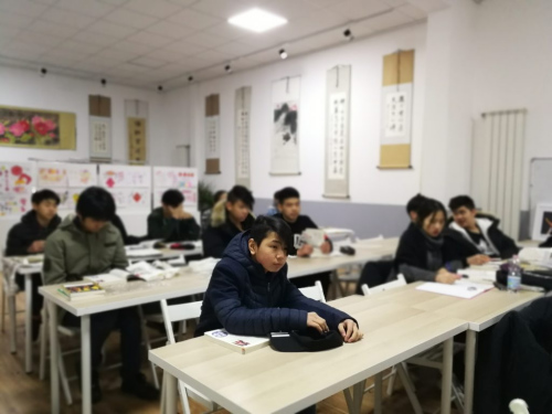 學(xué)生們認真聽講。