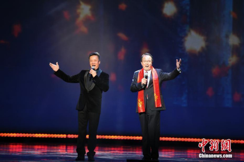 當?shù)貢r間3月6日晚，“文化中國·四海同春”北美藝術團文藝晚會在芝加哥市中心的卡迪拉克劇院上演。這是今年“文化中國·四海同春”北美團的收官演出。圖為中國駐芝加哥總領事洪磊(右)登臺，同著名歌唱家閻維文共同演唱經典歌曲《小白楊》。 <a target='_blank' >中新社</a>記者 馬德林 攝