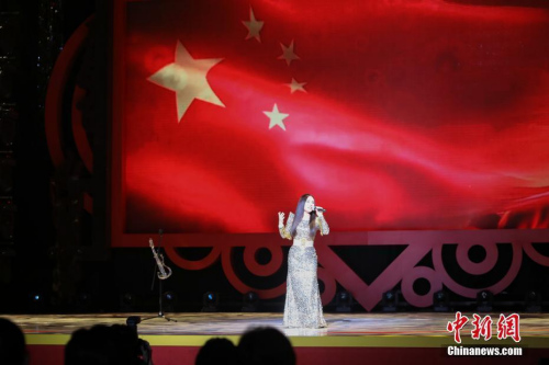 2月4日晚，2018年“文化中國·四海同春”再度唱響香江。圖為國家一級演員郭蓉以其獨(dú)特方式演唱《紅旗飄飄》。<a target='_blank' >中新社</a>記者 謝光磊 攝