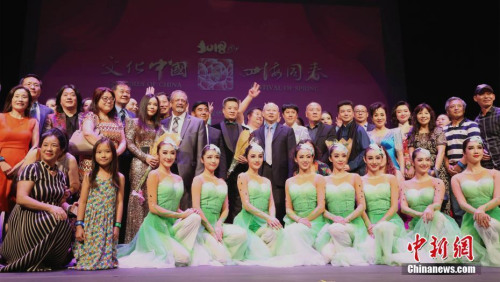 當(dāng)?shù)貢r間2月28日晚，由中國國務(wù)院僑辦主辦的2018年“文化中國·四海同春”晚會在美國佛羅里達(dá)州奧蘭多舉行。這是該慰僑演出首次登上奧蘭多的舞臺，迎來近千名來自奧蘭多、坦帕、邁阿密的華人華僑前來觀看。聲樂、器樂、京劇等表演令觀眾大呼過癮。圖為2018年“文化中國·四海同春”北美藝術(shù)團(tuán)團(tuán)長張永文，歌唱家閻維文、蔡國慶、郭蓉、馬曉晨，京劇表演藝術(shù)家胡文閣等演員與中國駐休斯敦總領(lǐng)館僑務(wù)組組長房振群、當(dāng)?shù)卣猄t.Cloud市市長Nathan Blackwell、當(dāng)?shù)赝頃修k方中華總商會會長Mike Chen，以及當(dāng)?shù)厝A人華僑合影謝幕。<a target='_blank' >中新社</a>記者 曾靜寧 攝
