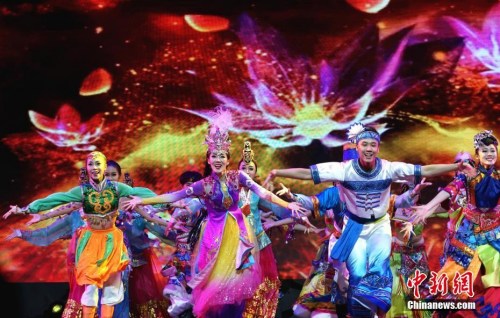 3月6日，“中國文化·四海同春”國僑辦大型慰僑演出演奏團(tuán)在菲律賓宿務(wù)怒放收官。演出團(tuán)大年初二啟程，歷時(shí)20天，先后在泰國、馬來西亞、菲律賓“一帶一路”沿線三國六城演出，每場平均觀眾3000人。圖為中國歌舞劇院演出的舞蹈《一路風(fēng)情嘉年華》。<a target='_blank' >中新社</a>記者 關(guān)向東 攝