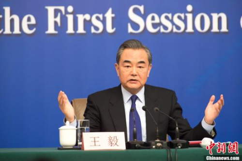 十三屆全國人大一次會議新聞中心于3月8日上午10時在梅地亞中心多功能廳舉行記者會，邀請外交部部長王毅就“中國外交政策和對外關(guān)系”回答中外記者提問。<a target='_blank' >中新社</a>記者 李卿 攝
