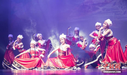 資料圖：2月28日晚，“文化中國·四海同春”澳大利亞首站演出在墨爾本舉行。圖為河南歌舞演藝集團(tuán)舞蹈團(tuán)演員表演舞蹈。 <a target='_blank' >中新社</a>發(fā) 苗丹青 攝