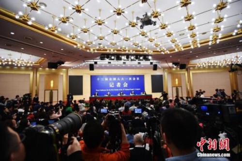 十三屆全國(guó)人大一次會(huì)議新聞中心于3月7日上午在梅地亞中心多功能廳舉行記者會(huì)，邀請(qǐng)財(cái)政部部長(zhǎng)肖捷，副部長(zhǎng)史耀斌、胡靜林就“財(cái)稅改革和財(cái)政工作”相關(guān)問題回答中外記者提問。<a target='_blank' >中新社</a>記者 李卿 攝