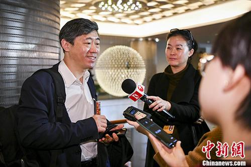 3月6日上午，全國(guó)政協(xié)十三屆一次會(huì)議無(wú)黨派界小組會(huì)議在北京舉行。圖為李稻葵委員接受媒體采訪(fǎng)。 <a target='_blank' >中新社</a>記者 駱云飛 攝