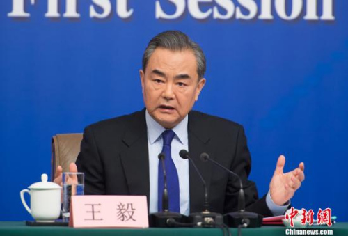 3月8日上午，十三屆全國(guó)人大一次會(huì)議在北京舉行記者會(huì)，外交部部長(zhǎng)王毅就“中國(guó)外交政策和對(duì)外關(guān)系”回答中外記者提問。<a target='_blank' >中新社</a>記者 李卿 攝