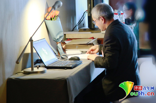 3月8日下午4時許，賀云翱向提案組正式遞交提案。中國青年網(wǎng)記者 盧冠瓊 攝