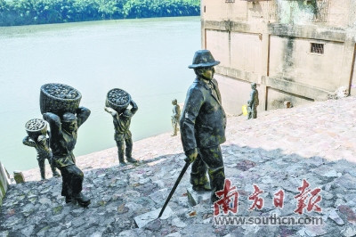 火船碼頭是松口鎮(zhèn)沿河29個碼頭中人流量最大、最繁忙的碼頭，被稱為“小香港”。在松口的鼎盛時期，火船碼頭附近擁有1000多家商鋪，每天多達(dá)300多條船停泊于此。江西、福建及蕉嶺一帶人出南洋多由此登船，至汕頭港轉(zhuǎn)乘大輪，這里成了客家人漂洋過海的第一站。(朱洪波 攝) 