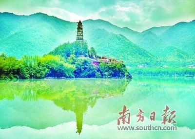 元魁塔位于松口鎮(zhèn)銅琶村，始建于明萬歷四十七年(1619年)，于崇禎二年(1629年)竣工，為明末吏部侍郎、翰林學(xué)士、東宮侍講李士淳募資建造。1644年明朝滅亡，李士淳攜太子逃回松口后，曾帶太子登臨元魁塔，并賦一首《登元魁塔詩》，詩中有“收拾金甌掀鐵臂，龍飛九五又重來”的詩句。(何森垚 攝) 