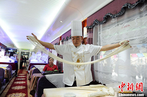 資料圖：列車餐吧上的拉面表演。楊艷敏 攝