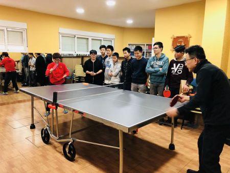 學生們在上乒乓球課。（西班牙《歐華報》）