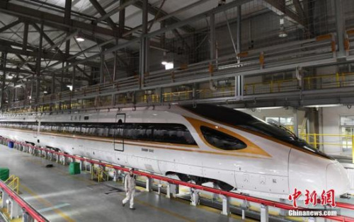 2月23日晚，由蘭州西開往廣州南的G834次動車組列車在蘭州西動車運用所進行檢修，這是“復(fù)興號”動車開進古絲綢之路重鎮(zhèn)蘭州參加的首個春運。 <a target='_blank' >中新社</a>記者 楊艷敏 攝