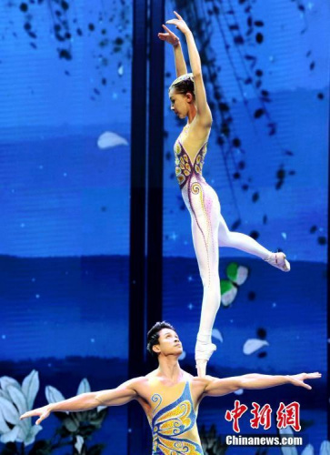 雜技《肩上芭蕾》技驚四座，贏得觀眾陣陣熱烈掌聲。 <a target='_blank' >中新社</a>記者 譚達明 攝