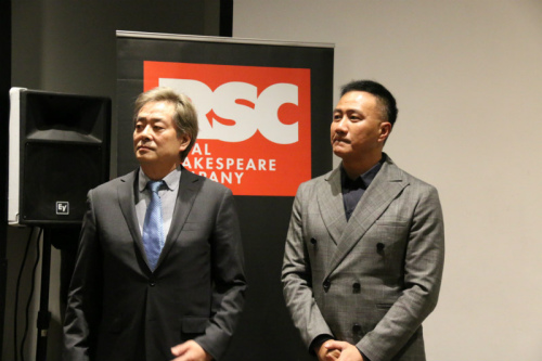 中國版《哈姆雷特》主演濮存昕、胡軍參加發(fā)布會。