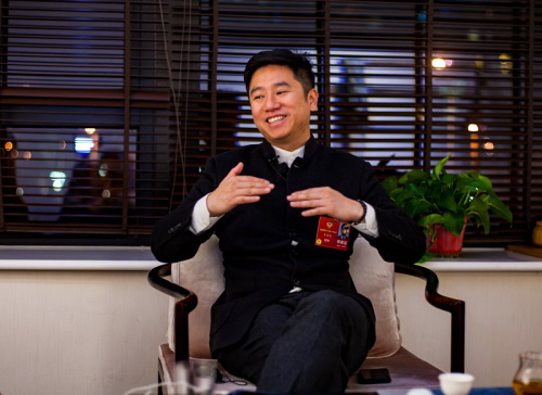 3月5日，英國倫敦華埠商會(huì)會(huì)長林奕權(quán)在接受本報(bào)記者采訪時(shí)說，中國提供了一個(gè)很好的互動(dòng)交流平臺(tái)，世界各地的僑領(lǐng)應(yīng)該更緊密地聯(lián)系在一起，把每一個(gè)小“僑”相連，變?yōu)橐蛔蟆皹颉薄?圖片來源：歐洲時(shí)報(bào)特約記者李雪峰 攝)