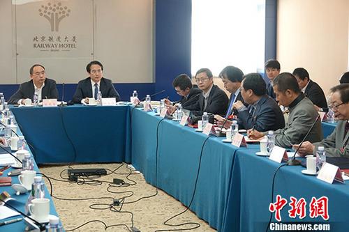 3月9日，中國國務院僑務辦公室副主任譚天星攜國僑辦政法司、國外司、經(jīng)科司、文化司等部門負責人與列席全國政協(xié)會議的海外僑胞座談，圍繞僑胞關心的議題溝通，回應僑胞訴求。 <a target='_blank' >中新社</a>記者 周乾憲 攝