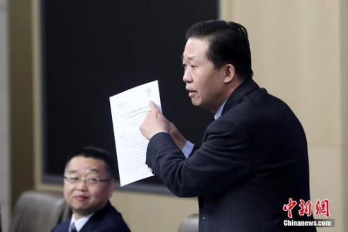 3月7日，十三屆全國人大一次會議新聞中心在北京舉行記者會，財政部部長肖捷，副部長史耀斌、胡靜林就“財稅改革和財政工作”相關(guān)問題回答中外記者提問。圖為肖捷回答記者提問。<a target='_blank' >中新社</a>記者 韓海丹 攝