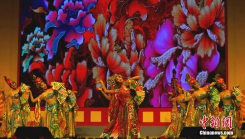 “文化中國(guó)·四海同春”國(guó)僑辦大型慰?jī)S演出轟動(dòng)馬尼拉。圖為中國(guó)歌劇舞劇院表演的舞蹈《貴妃醉酒》。<a target='_blank' >中新社</a>記者 關(guān)向東 攝