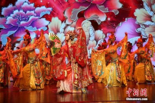 2月19日晚，2018年“文化中國(guó)·四海同春”大型慰?jī)S演出在泰國(guó)清邁舉行，為當(dāng)?shù)厝A僑華人及民眾獻(xiàn)上一場(chǎng)富有中國(guó)特色的新年“文化大餐”。圖為舞蹈《貴妃醉酒》。 <a target='_blank' >中新社</a>記者 王國(guó)安 攝