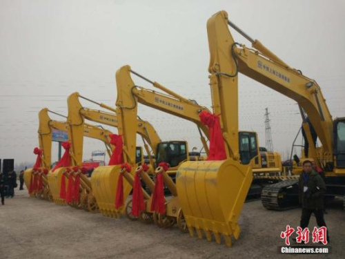 京雄城際鐵路開工標志著雄安新區(qū)重大基礎(chǔ)設(shè)施啟動建設(shè)。該鐵路是聯(lián)系雄安新區(qū)、北京新機場和北京城區(qū)最便捷、高效的重大交通基礎(chǔ)設(shè)施，可實現(xiàn)30分鐘從北京城區(qū)到達雄安新區(qū)。<a target='_blank'  >中新網(wǎng)</a>記者 李金磊 攝