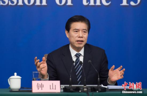 十三屆全國人大一次會(huì)議新聞中心于3月11日在梅地亞中心多功能廳舉行記者會(huì)，邀請(qǐng)商務(wù)部部長(zhǎng)鐘山、副部長(zhǎng)兼國際貿(mào)易談判副代表王受文、副部長(zhǎng)錢克明就“推動(dòng)形成全面開放新格局 推動(dòng)商務(wù)事業(yè)高質(zhì)量發(fā)展”相關(guān)問題回答記者提問。<a target='_blank' >中新社</a>記者 李卿 攝