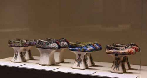 旗鞋，是“慈禧太后——頤和園文物精選展”中，讓觀展者驚奇不已的跨越時代的“時尚”展品之一。(美國《僑報》/源寶爾博物館提供)