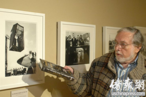 3月10日將開展的“肯尼迪總統(tǒng)誕辰100周年經(jīng)典攝影集萃系列巡展”現(xiàn)場，策劃人在講解照片中的故事。(美國《僑報》/僑報記者章寧攝)