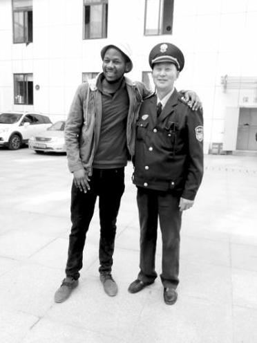 外國(guó)友人高興地與樊孝權(quán)(右)合影留念樊爹爹同事供圖