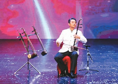 圖為著名胡琴演奏家楊積強(qiáng)表演胡琴聯(lián)奏《難忘的旋律》 圖為著名胡琴演奏家楊積強(qiáng)表演胡琴聯(lián)奏《難忘的旋律》