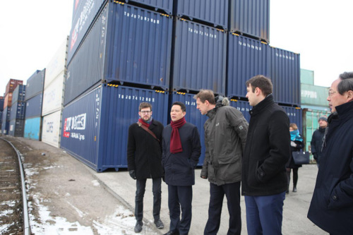 代表團(tuán)考察中歐班列“蓉歐快鐵”羅茲場站