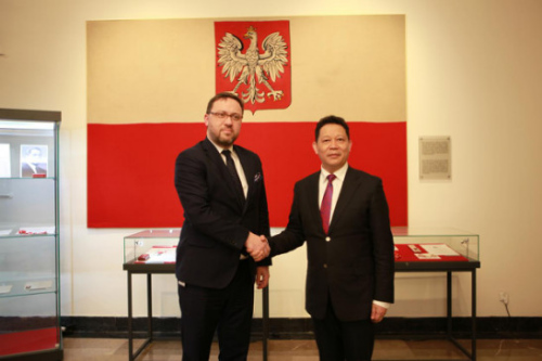 楊興平與波蘭外交部副國務(wù)秘書齊卡科合影留念