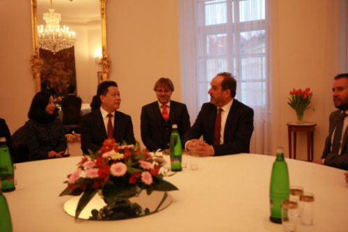 楊興平與捷克總統(tǒng)外事顧問、前副總理兼外長外長科胡特座談交流