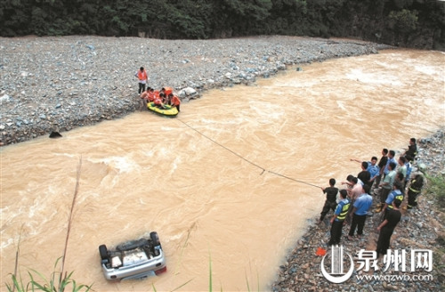 葉慶榮和員工一起救助落水者 葉慶榮和員工一起救助落水者