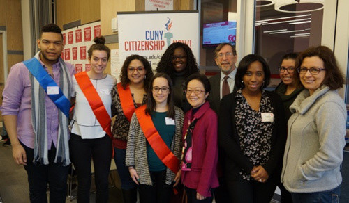 陳倩雯與市立大學(xué)合作舉辦免費(fèi)入籍申請活動(dòng)。(美國《世界日報(bào)》資料圖)