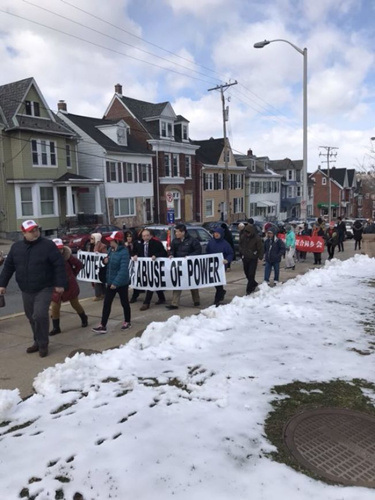 來自各州的百余華人在法庭外示威，要求翻案。(美國《世界日?qǐng)?bào)》資料圖)