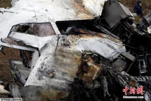 據(jù)媒體報(bào)道，失事客機(jī)為沖8－Q400型客機(jī)，是加拿大龐巴迪公司制造的高速渦輪螺旋槳飛機(jī)，出事航班由總部設(shè)在孟加拉國(guó)首都達(dá)卡的美國(guó)－孟加拉航空公司運(yùn)營(yíng)。